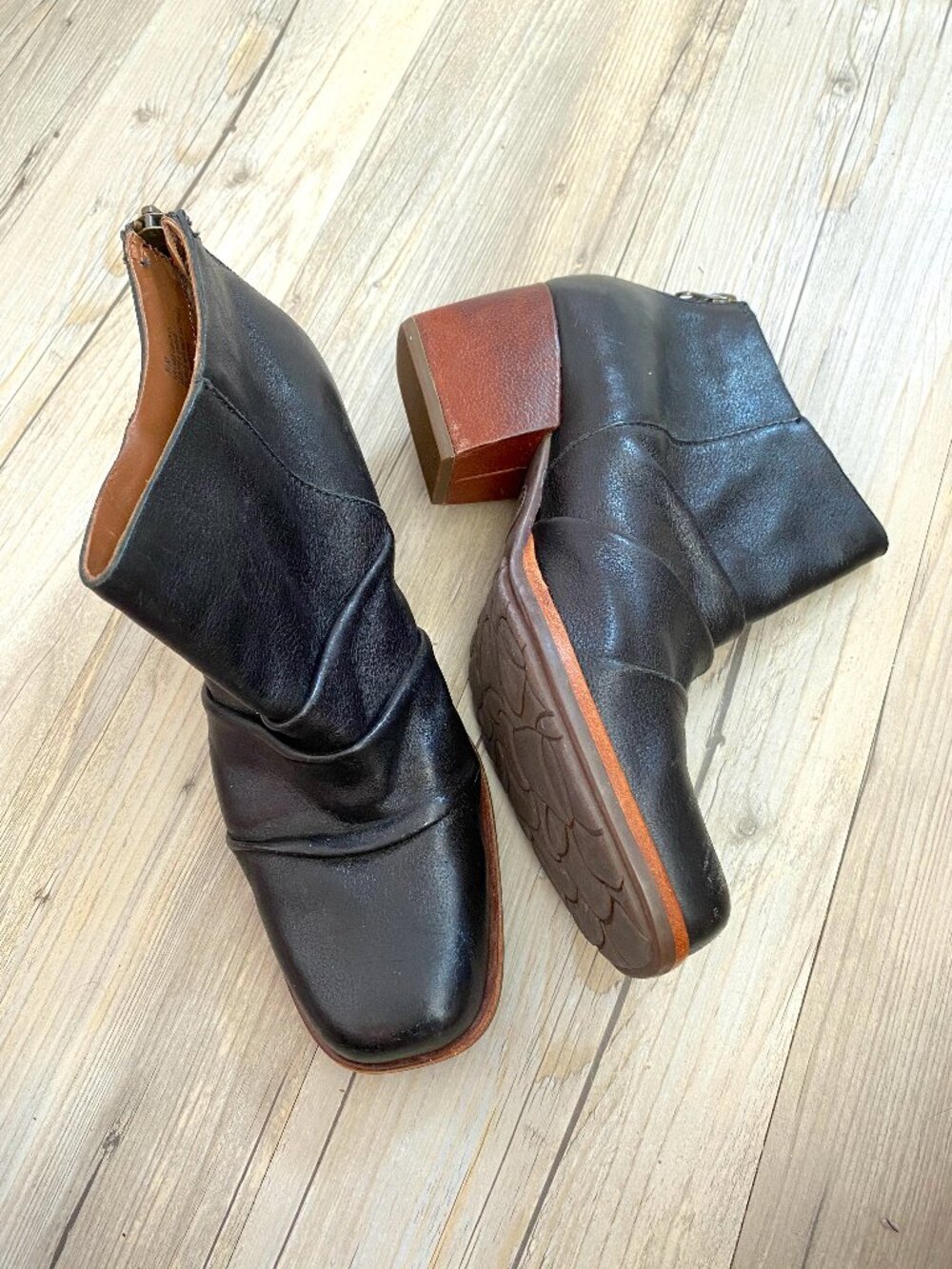 Kork Ease Black Leather Ruffle Detail Booties Size 8.5